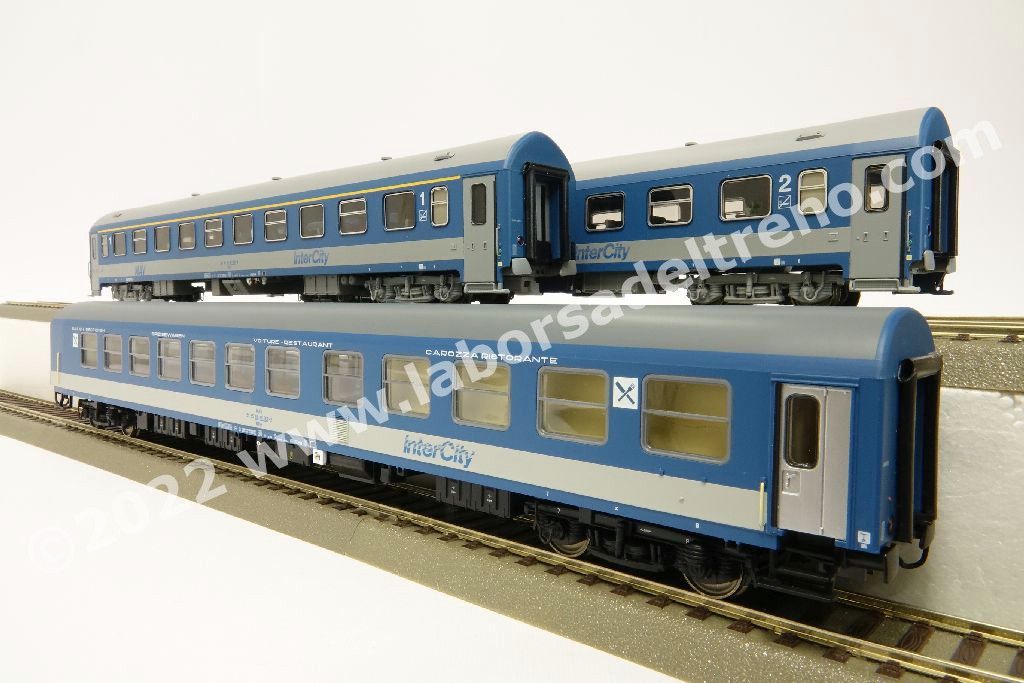 Set Intercity MAV, con una 1a cl. Apee, una 2a cl. Bpee e una ristorante tipo Bautzen, livrea IC, ep. V/VI