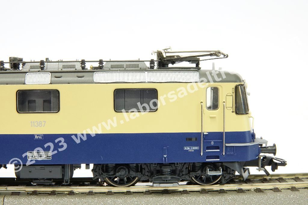 Coppia locomotive elettriche SBB IRSI 'International Rolling Stock Investment GmbH) Re 421 abilitate a circolare in Svizzera e Germania, una in livrea 'TEE' rosso/crema e una in livrea 'Rheingold' blu/crema, epoca VI - MFX Digital Sound