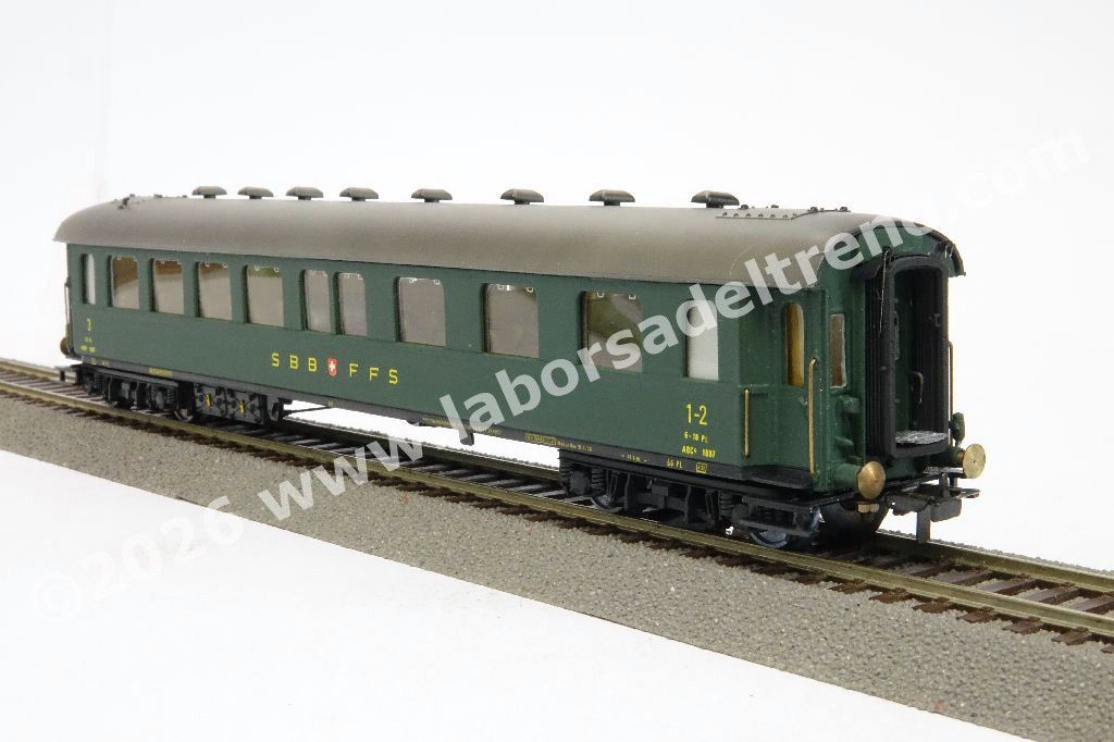 Carrozza a carrelli tipo Stahlwagen di 1a/2a/3a cl. SBB, livrea verde, logo a scudo, ep. III - Ill.ne interna con sistema CA