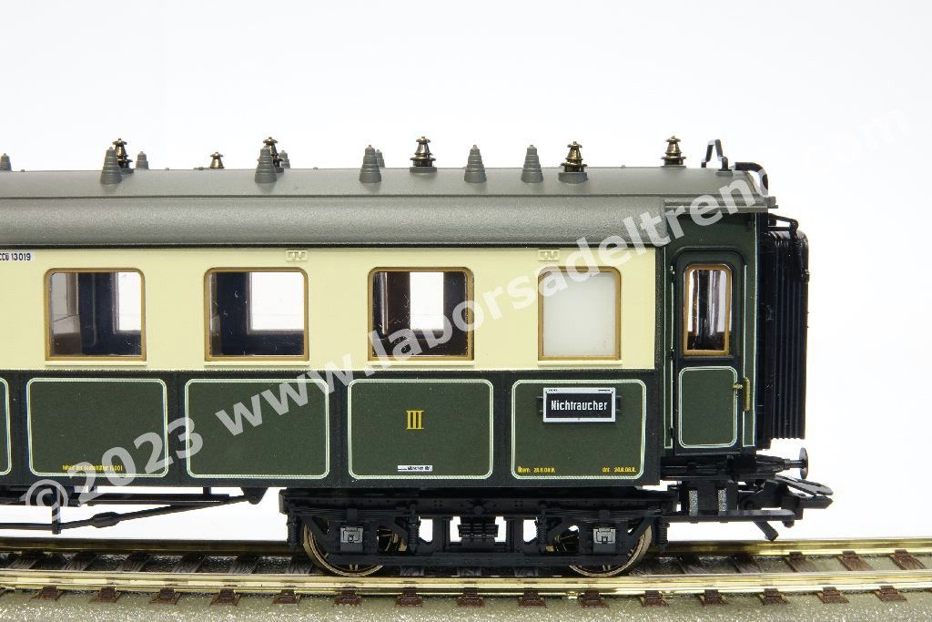 Convoglio 'Bavarian Express' delle K.Bay.Sts.B con vaporiera S 3/6 'Hochhaxige', tre carrozze di 3° cl., una mista di 1°/2° cl. E un bagagliaio in livrea crema/verde, epoca I - MFX Digital Sound