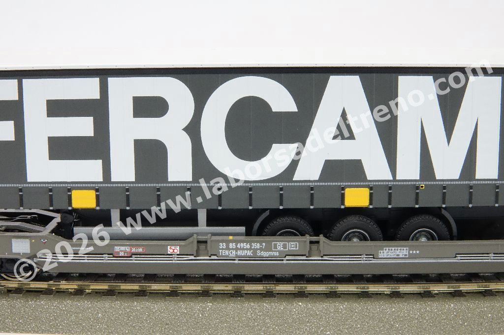 Carro intermodale bi-modulo SBB HUPAC tipo T3000e, telaio grigio scuro, caricato con due casse mobili e un semirimorchio 'Fercam', epoca VI
