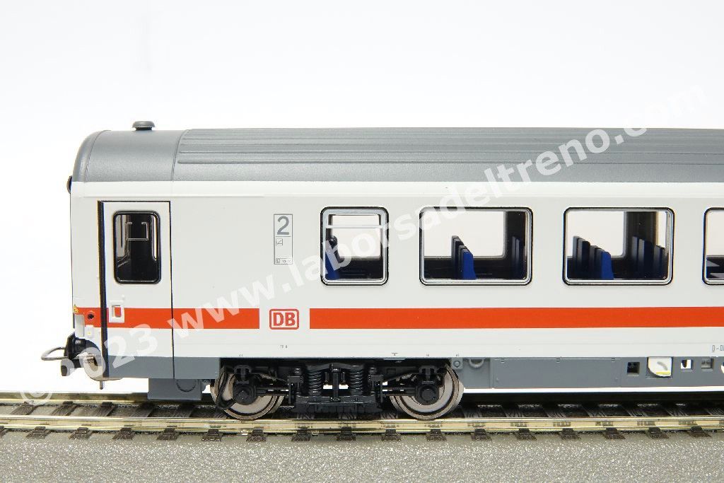 Carrozza passeggeri a scompartimenti DB AG tipo Bpmz 284 di 2° cl., livrea IC, logo DB AG, epoca VI