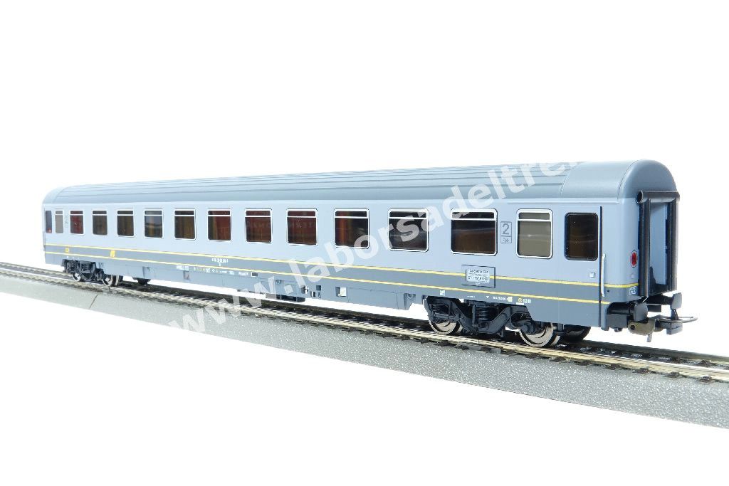 Set tre carrozze a scompartimenti FS tipo Eurofima, una 1° cl e due 2° cl., livrea bigrigio con filetti gialli, logo XMPR, epoca V