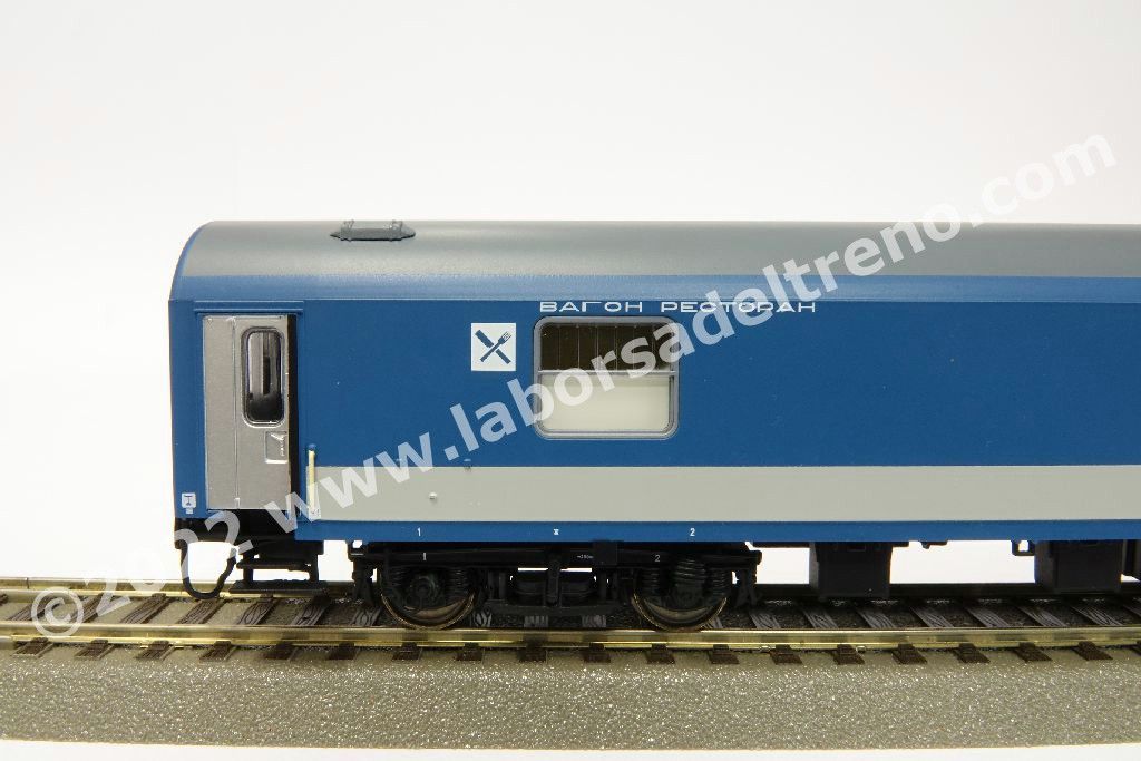 Set Intercity MAV, con una 1a cl. Apee, una 2a cl. Bpee e una ristorante tipo Bautzen, livrea IC, ep. V/VI