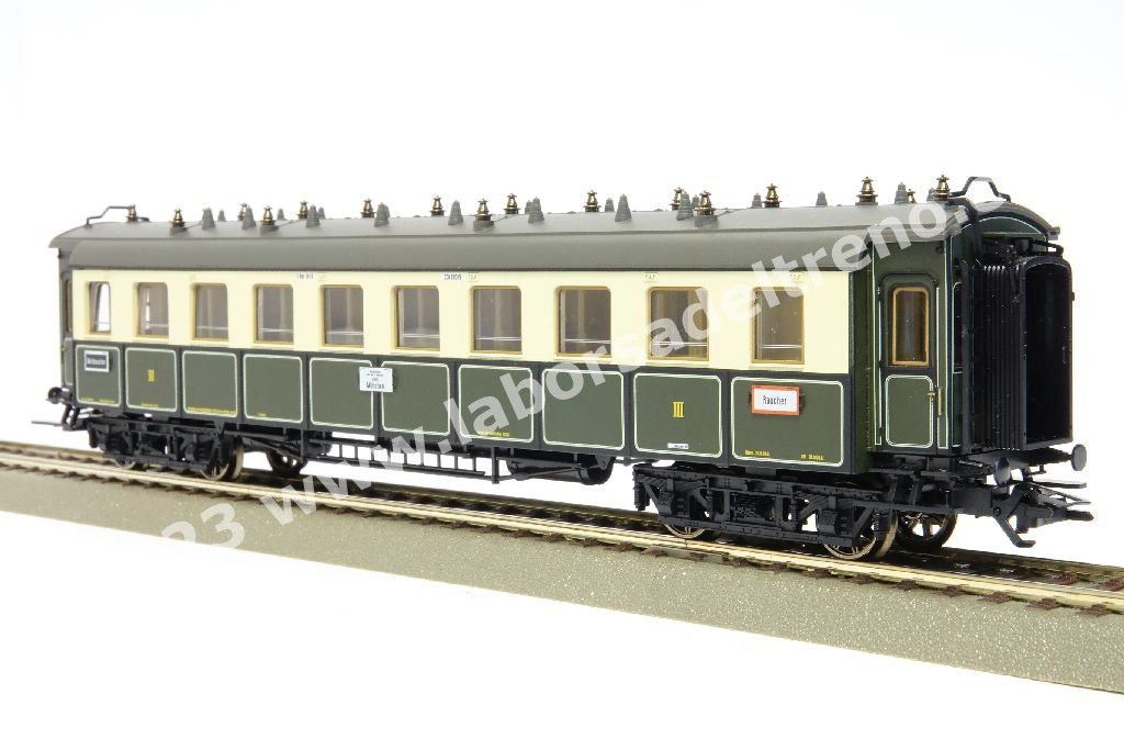 Convoglio 'Bavarian Express' delle K.Bay.Sts.B con vaporiera S 3/6 'Hochhaxige', tre carrozze di 3° cl., una mista di 1°/2° cl. E un bagagliaio in livrea crema/verde, epoca I - MFX Digital Sound