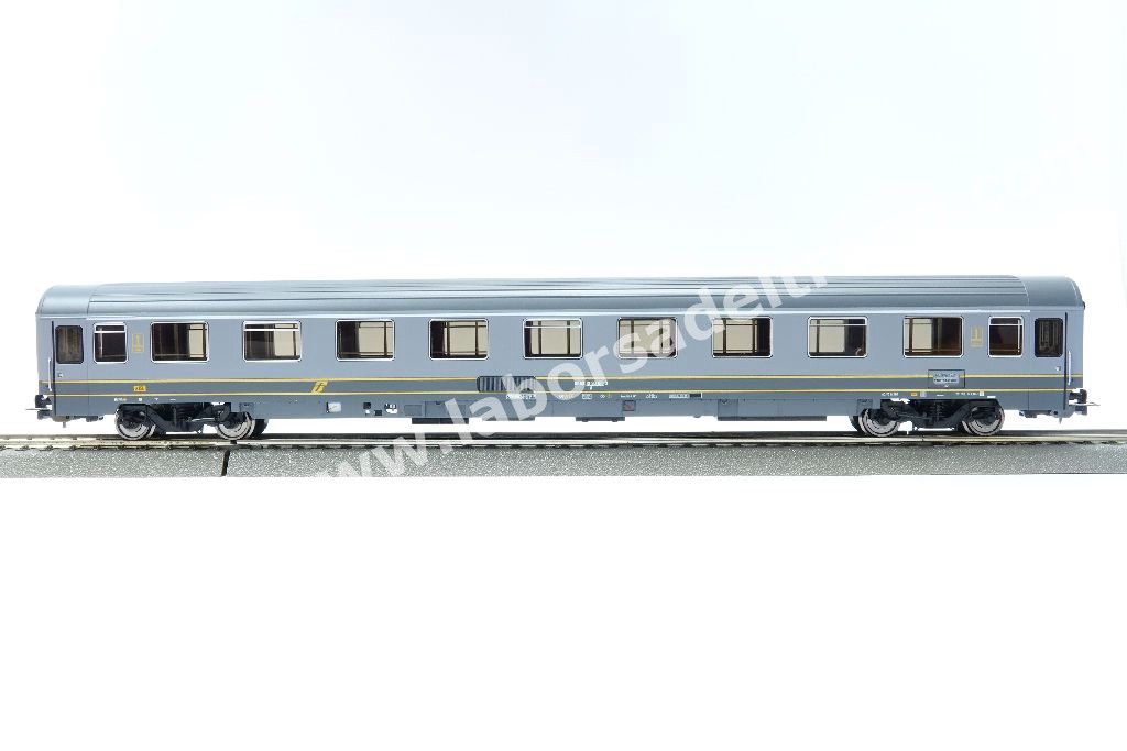 Set tre carrozze a scompartimenti FS tipo Eurofima, una 1° cl e due 2° cl., livrea bigrigio con filetti gialli, logo XMPR, epoca V