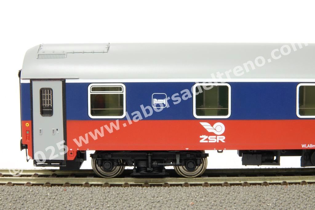 Carrozza letti tipo WABmvee delle Ferrovie Slovacche ZSR , livrea rosso/blu, ep. V