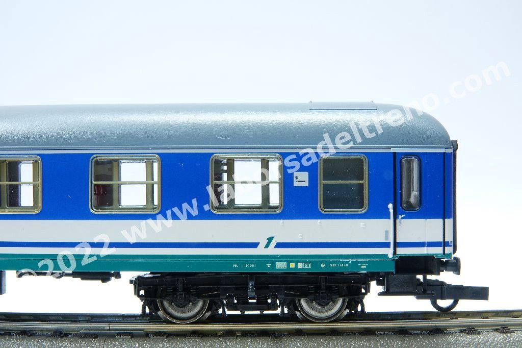 Carrozza tipo X di 1a cl. FS, livrea XMPR PAX con fascia blu sui finestrini, logo Trenitalia, carrelli MD50, ep. V