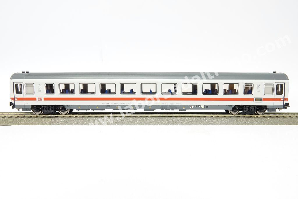 Carrozza passeggeri a scompartimenti DB AG tipo Bpmz 284 di 2° cl., livrea IC, logo DB AG, epoca VI