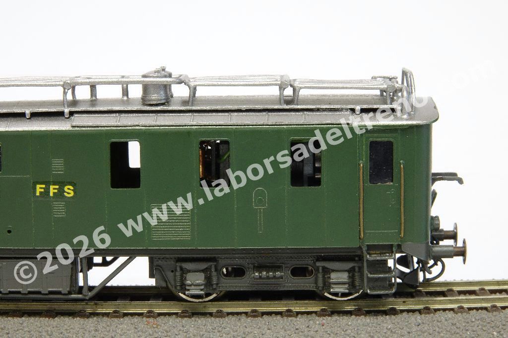 Automotrice diesel con comparto bagagli De 2/4 delle SBB, livrea verde con logo a scudo, ep. III