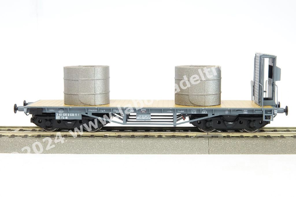 Set tre carri pianali a carrelli FS tipo R per trasporto rotoli di lamiere, uno con garitta, con carico di coils, livrea grigia, epoca IV