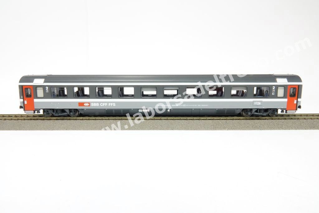 Set 1 'EC Ticino' delle SBB composto da una panoramica, una prima tipo Eurofima e due seconde tipo EC, livrea bigrigio con porte rosse, epoca V