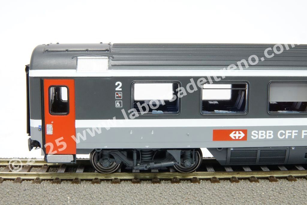 Set 1 'EC Ticino' delle SBB composto da una panoramica, una prima tipo Eurofima e due seconde tipo EC, livrea bigrigio con porte rosse, epoca V