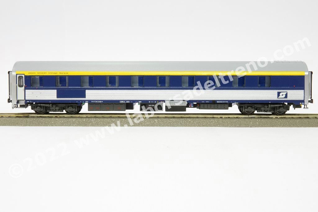 Carrozza letti AB 30 ex tipo P delle OBB, livrea inox/blu, targa blu senza logo TEN, logo OBB, ep. V