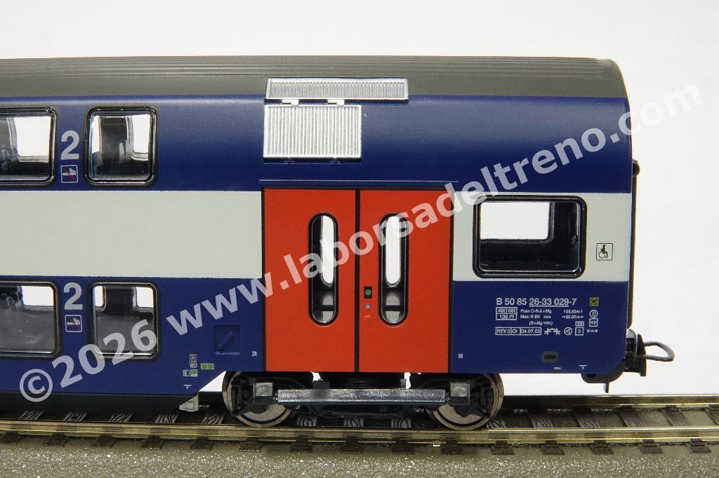 Set tre carrozze a due piani SBB S-Banh Zurich, due di 2° cl. di cui una pilota e una mista 1°/2° cl., livrea blu con porte rosse, epoca VI