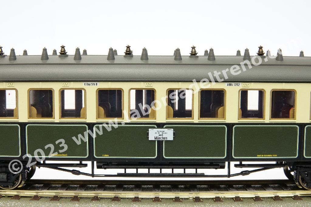 Convoglio 'Bavarian Express' delle K.Bay.Sts.B con vaporiera S 3/6 'Hochhaxige', tre carrozze di 3° cl., una mista di 1°/2° cl. E un bagagliaio in livrea crema/verde, epoca I - MFX Digital Sound