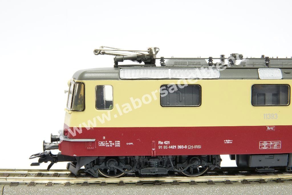 Coppia locomotive elettriche SBB IRSI 'International Rolling Stock Investment GmbH) Re 421 abilitate a circolare in Svizzera e Germania, una in livrea 'TEE' rosso/crema e una in livrea 'Rheingold' blu/crema, epoca VI - MFX Digital Sound
