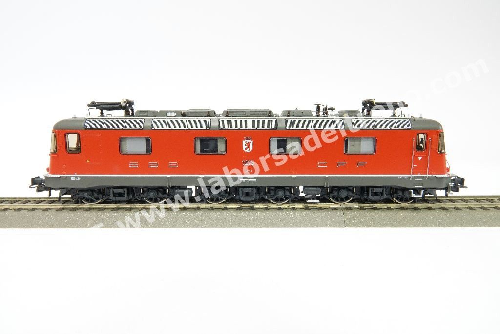 Locomotiva elettrica SBB Re 6/6 11673 'Cham', fanali rettangolari con cliamtizzatore, livrea rossa, epoca V/VI