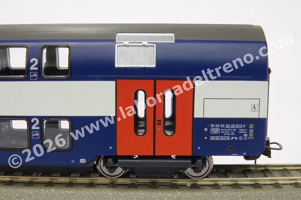 Set tre carrozze a due piani SBB S-Banh Zurich, due di 2° cl. di cui una pilota e una mista 1°/2° cl., livrea blu con porte rosse, epoca VI