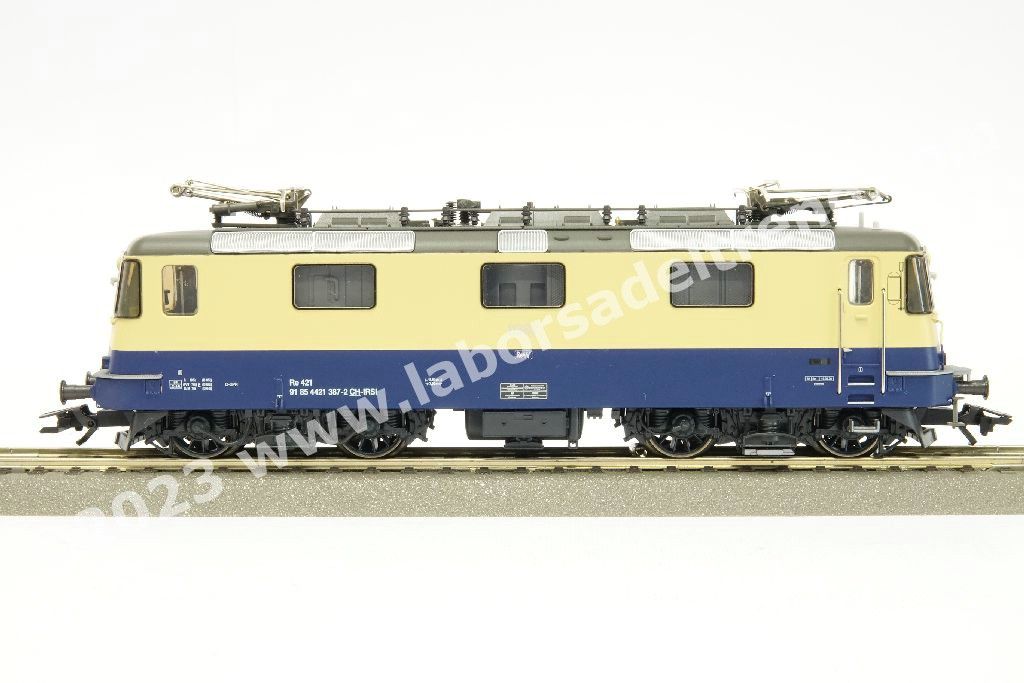 Coppia locomotive elettriche SBB IRSI 'International Rolling Stock Investment GmbH) Re 421 abilitate a circolare in Svizzera e Germania, una in livrea 'TEE' rosso/crema e una in livrea 'Rheingold' blu/crema, epoca VI - MFX Digital Sound