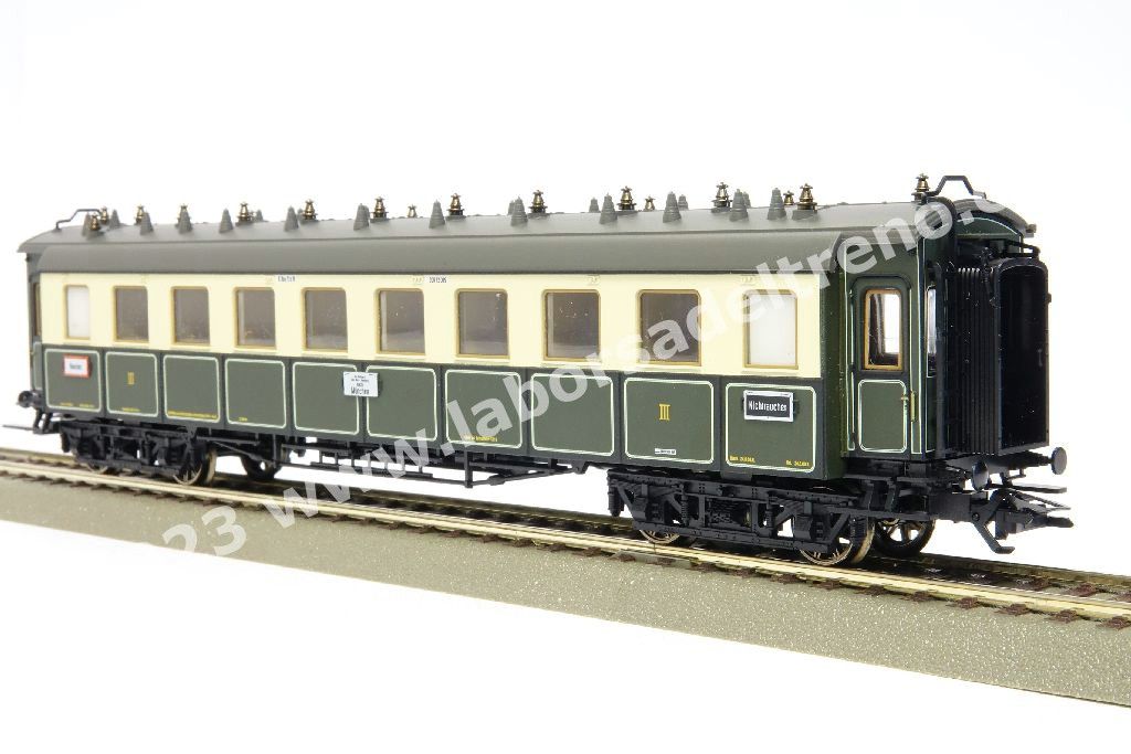 Convoglio 'Bavarian Express' delle K.Bay.Sts.B con vaporiera S 3/6 'Hochhaxige', tre carrozze di 3° cl., una mista di 1°/2° cl. E un bagagliaio in livrea crema/verde, epoca I - MFX Digital Sound