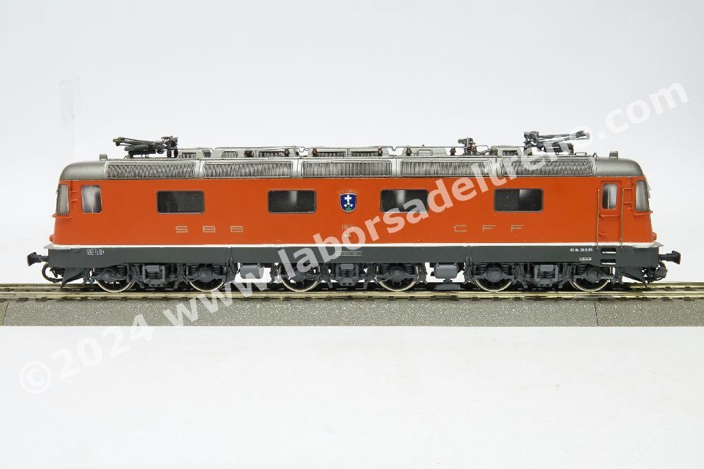 Locomotiva elettrica SBB Re 6/6 11674 'Murgenthal', fanali tondi, livrea rossa, epoca IV/V
