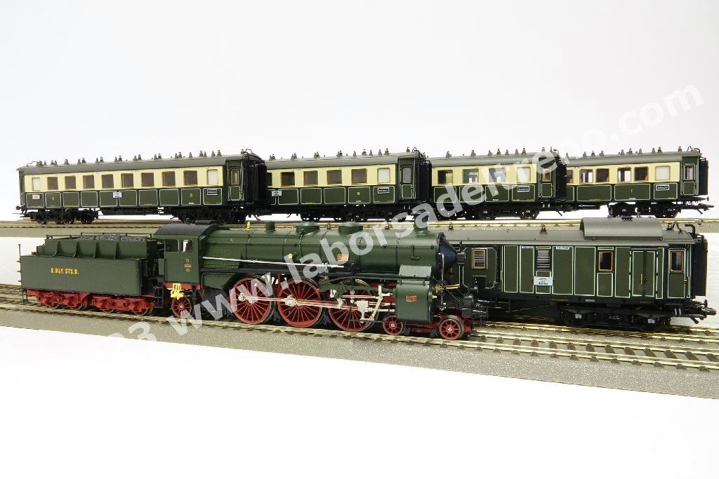 Convoglio 'Bavarian Express' delle K.Bay.Sts.B con vaporiera S 3/6 'Hochhaxige', tre carrozze di 3° cl., una mista di 1°/2° cl. E un bagagliaio in livrea crema/verde, epoca I - MFX Digital Sound