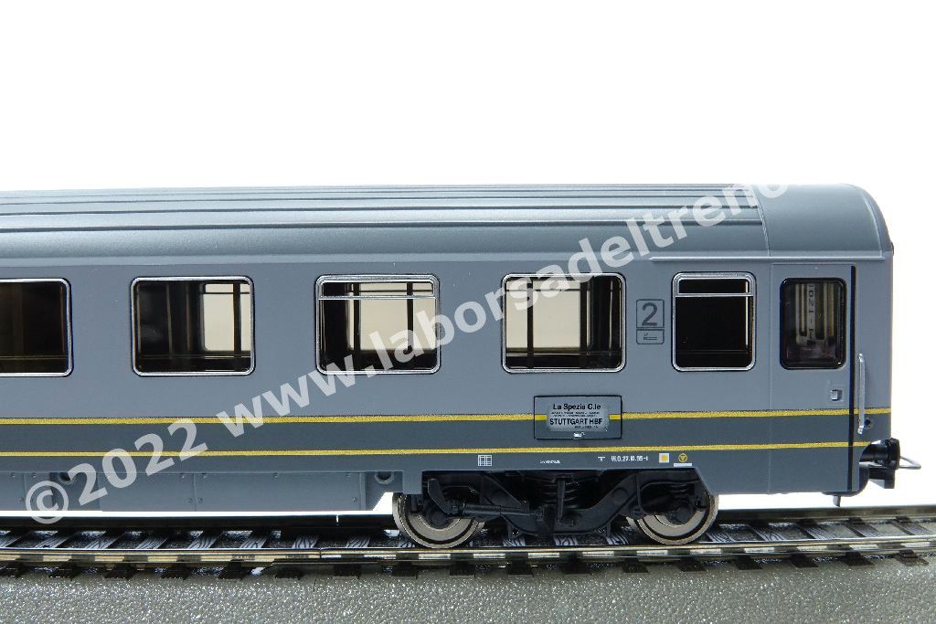 Set tre carrozze a scompartimenti FS tipo Eurofima, una 1° cl e due 2° cl., livrea bigrigio con filetti gialli, logo XMPR, epoca V