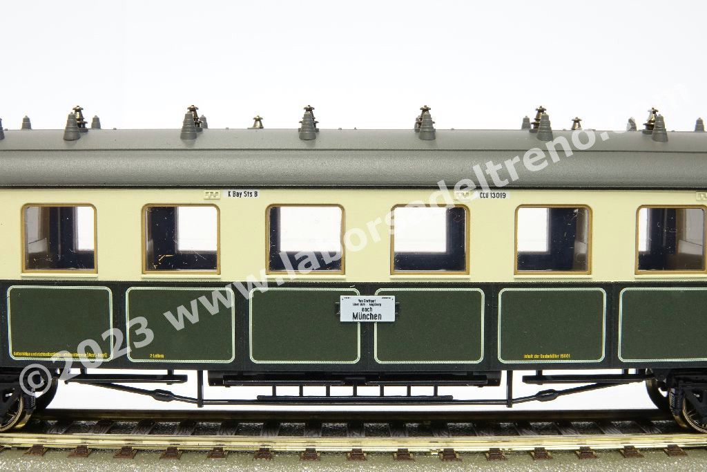 Convoglio 'Bavarian Express' delle K.Bay.Sts.B con vaporiera S 3/6 'Hochhaxige', tre carrozze di 3° cl., una mista di 1°/2° cl. E un bagagliaio in livrea crema/verde, epoca I - MFX Digital Sound