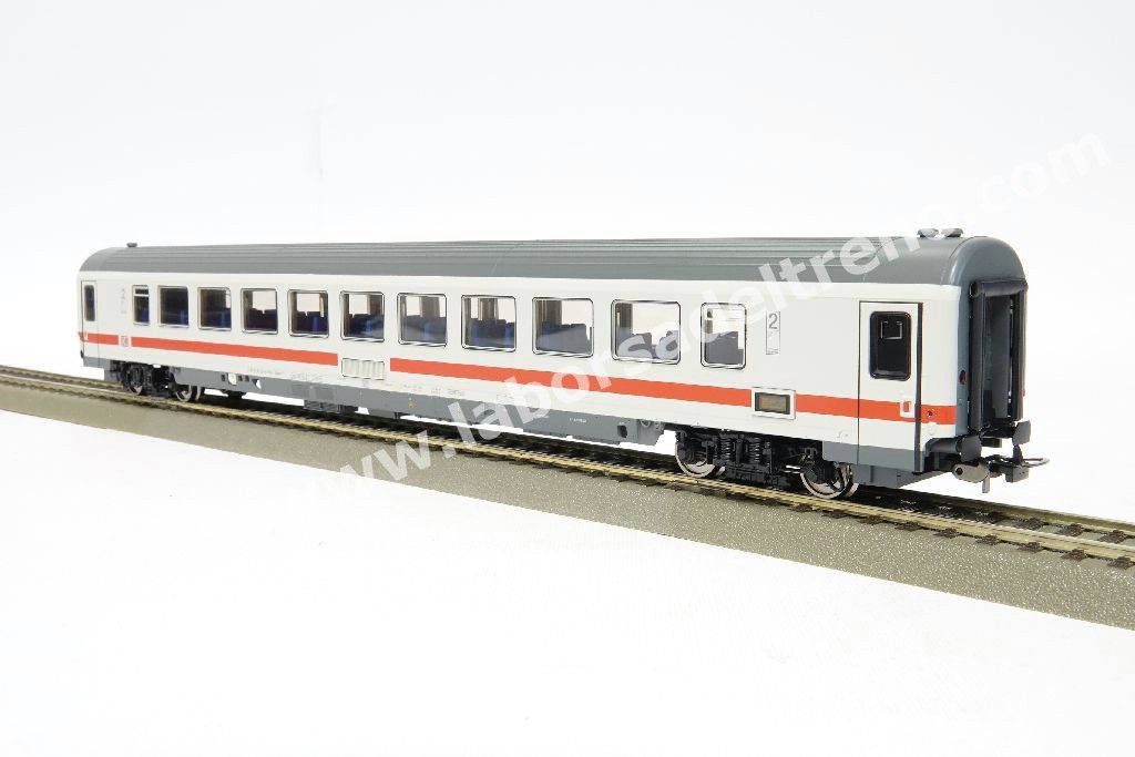 Carrozza passeggeri a scompartimenti DB AG tipo Bpmz 284 di 2° cl., livrea IC, logo DB AG, epoca VI
