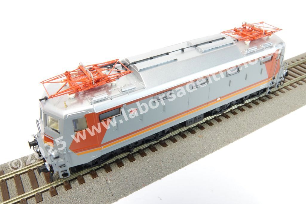Loco elettrica E 424 323 delle FS, livrea navetta MDVE, logo inclinato, ep. V