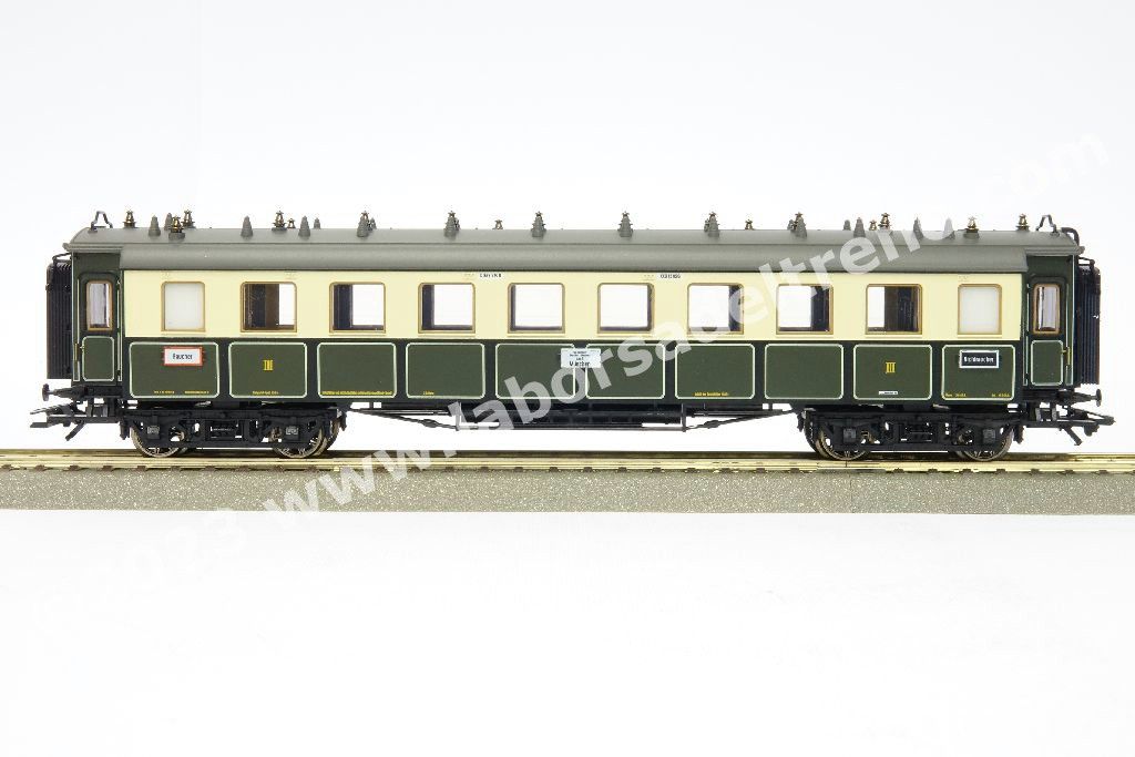 Convoglio 'Bavarian Express' delle K.Bay.Sts.B con vaporiera S 3/6 'Hochhaxige', tre carrozze di 3° cl., una mista di 1°/2° cl. E un bagagliaio in livrea crema/verde, epoca I - MFX Digital Sound