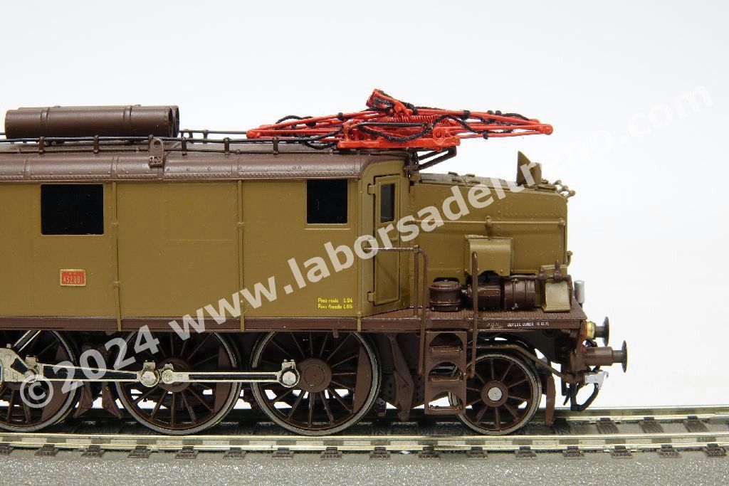 Locomotiva elettrica trifase FS E 432 001, livrea castano isabella, epoca III