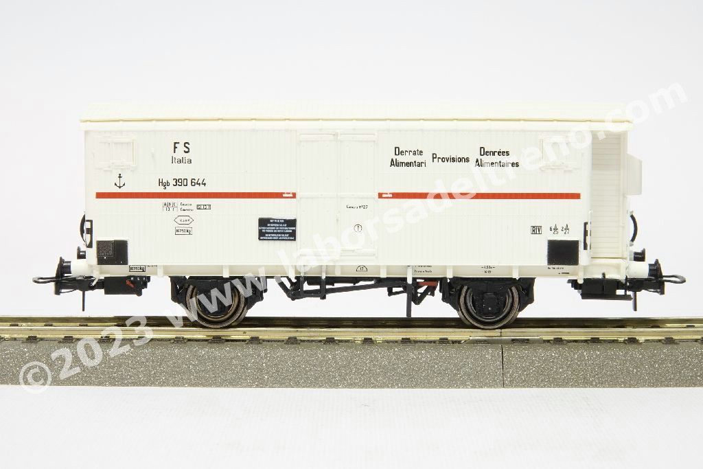 Set 3 carri refrigerati FS Italia tipo Hgb a sagoma Inglese, uno con garitta del frenatore, livrea bianca con fascia rossa, epoca III