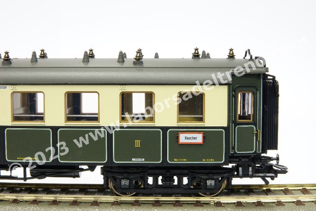 Convoglio 'Bavarian Express' delle K.Bay.Sts.B con vaporiera S 3/6 'Hochhaxige', tre carrozze di 3° cl., una mista di 1°/2° cl. E un bagagliaio in livrea crema/verde, epoca I - MFX Digital Sound