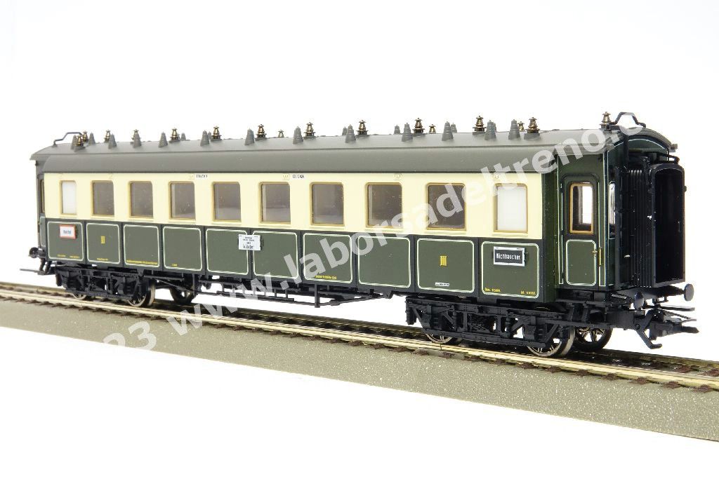 Convoglio 'Bavarian Express' delle K.Bay.Sts.B con vaporiera S 3/6 'Hochhaxige', tre carrozze di 3° cl., una mista di 1°/2° cl. E un bagagliaio in livrea crema/verde, epoca I - MFX Digital Sound