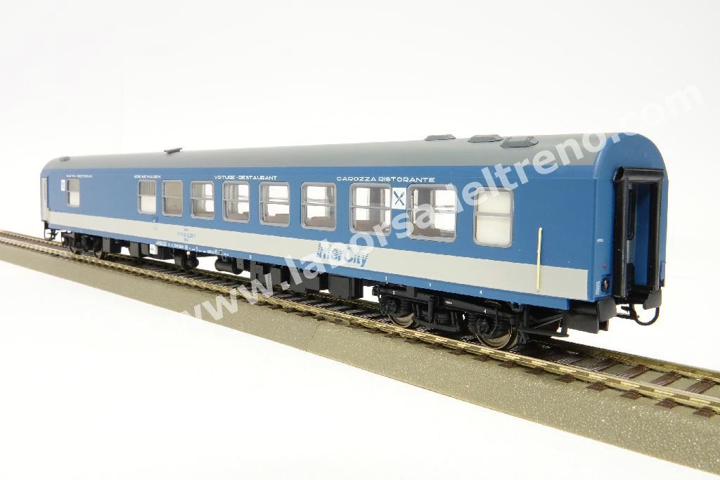 Set Intercity MAV, con una 1a cl. Apee, una 2a cl. Bpee e una ristorante tipo Bautzen, livrea IC, ep. V/VI