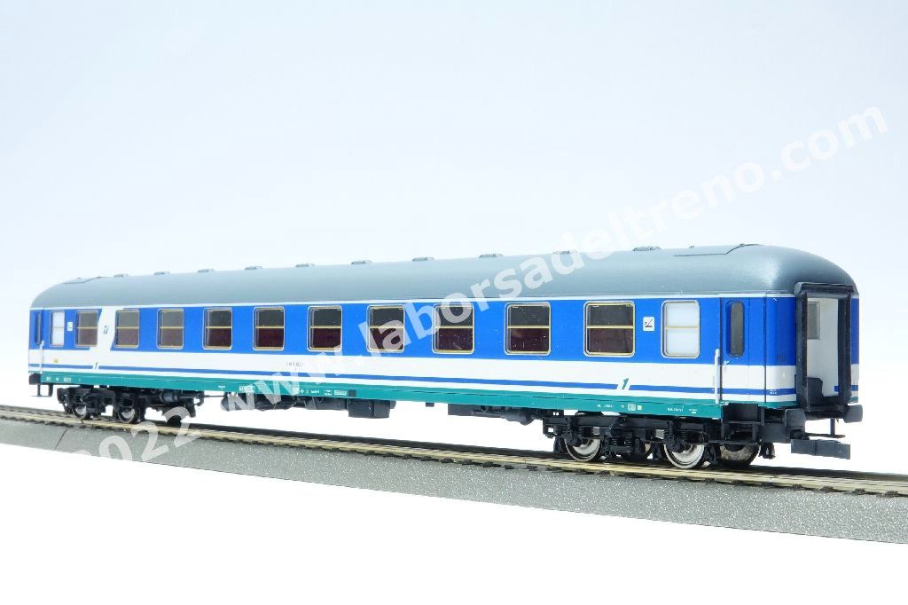 Carrozza tipo X di 1a cl. FS, livrea XMPR PAX con fascia blu sui finestrini, logo Trenitalia, carrelli MD50, ep. V