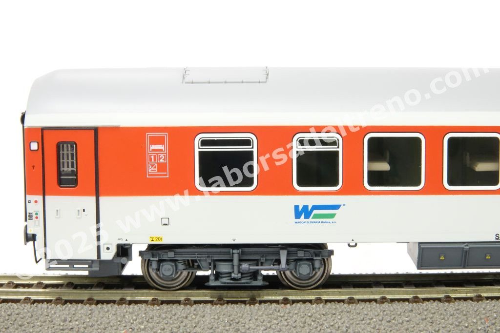 Carrozza letti tipo WLABmee della compagnia slovacca Wagon Service, livrea rosso/grigio, ep. VI