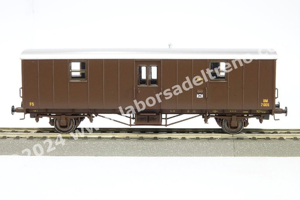 Set 'Treno Corbellini' delle FS Italia a tre elementi composto da un postale tipo UM 70000 e due 2° cl. tipo Corbellini, livrea castano/isabella, epoca III