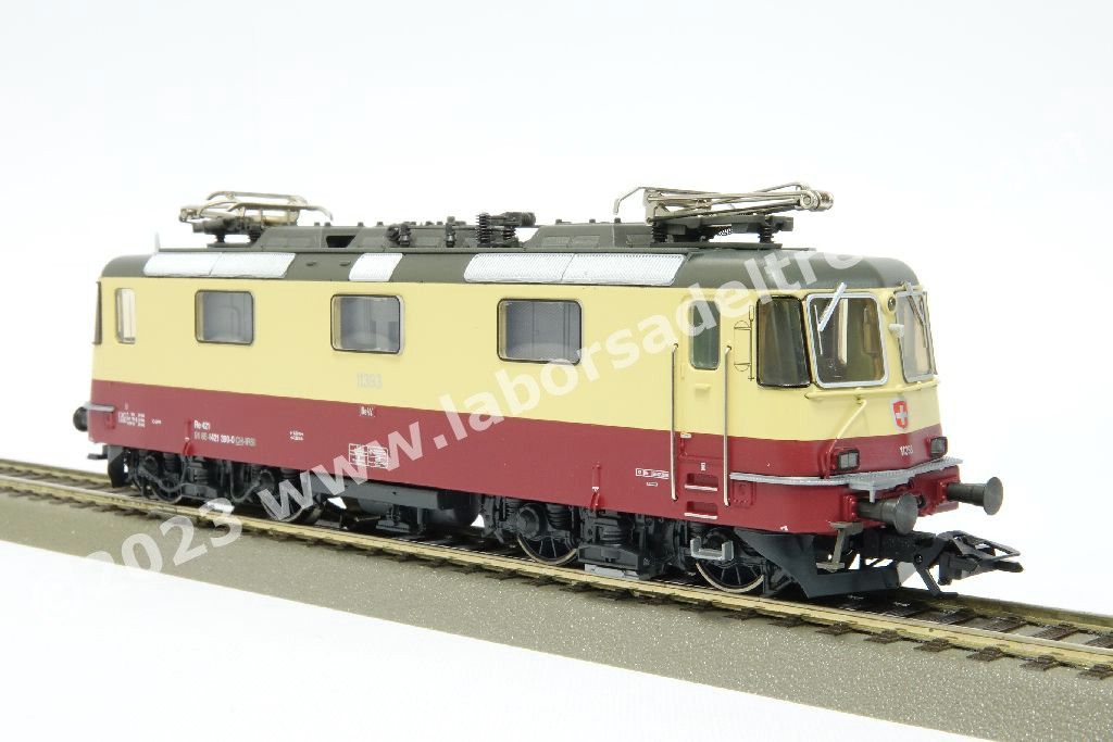 Coppia locomotive elettriche SBB IRSI 'International Rolling Stock Investment GmbH) Re 421 abilitate a circolare in Svizzera e Germania, una in livrea 'TEE' rosso/crema e una in livrea 'Rheingold' blu/crema, epoca VI - MFX Digital Sound