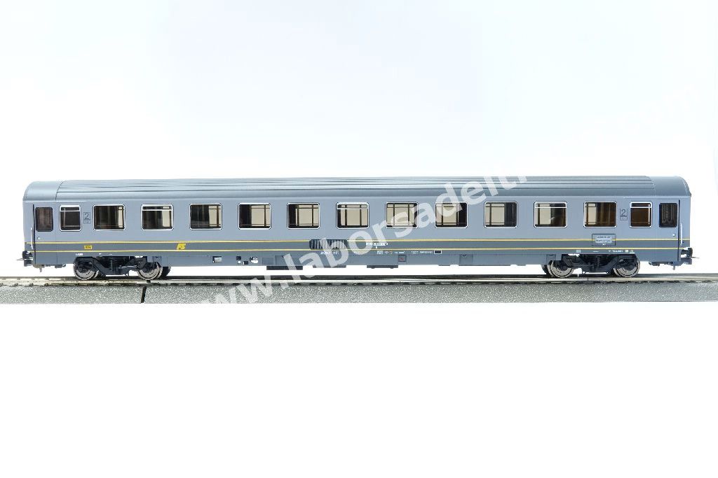 Set tre carrozze a scompartimenti FS tipo Eurofima, una 1° cl e due 2° cl., livrea bigrigio con filetti gialli, logo XMPR, epoca V