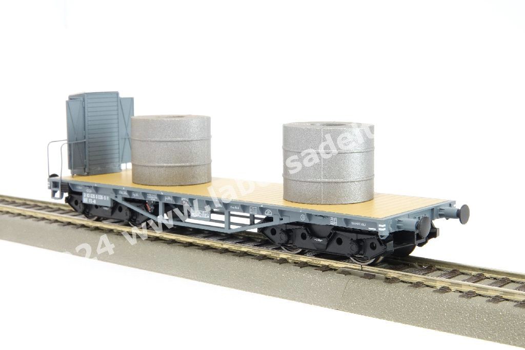 Set tre carri pianali a carrelli FS tipo R per trasporto rotoli di lamiere, uno con garitta, con carico di coils, livrea grigia, epoca IV