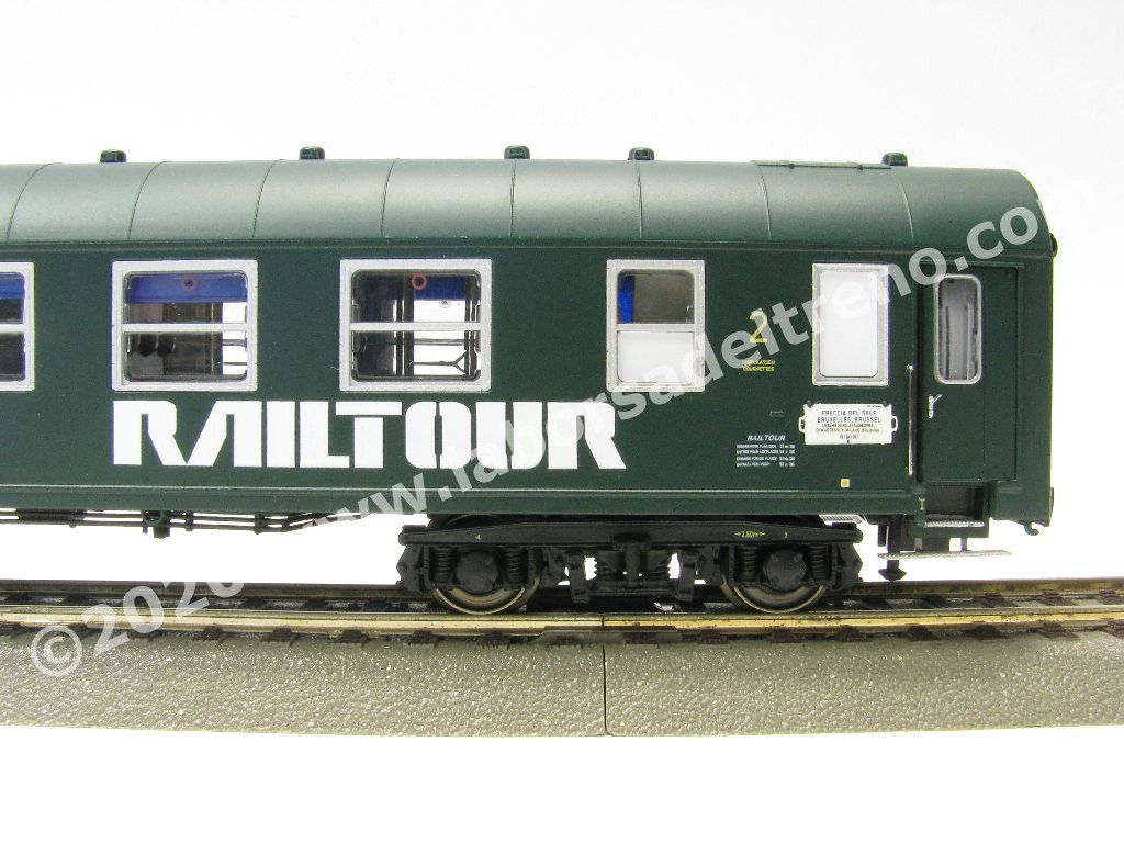 Set 3 'Freccia del Sole' Bruxelles-Riccione SNCB con due cuccette tipo I5 di 2° cl. una blu/azzurra e un verde, una mista 1°/2° cl. Tipo I4, e una carrozza CIWL ristorante, logo RAILTOUR bianca, epoca IV