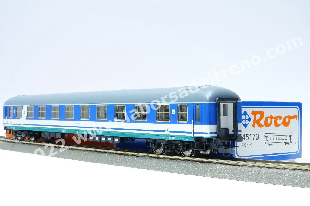 Carrozza tipo X di 1a cl. FS, livrea XMPR PAX con fascia blu sui finestrini, logo Trenitalia, carrelli MD50, ep. V