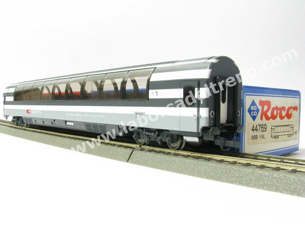 Carrozza passeggeri panoramica a carrelli SBB tipo EC di 1° classe n° 104-4, livrea bigrigio, logo nuovo, epoca V