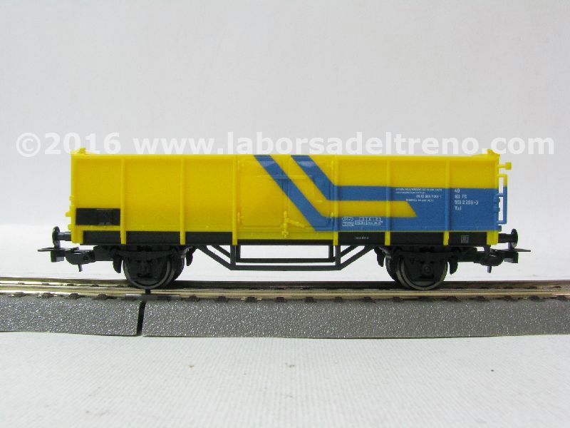 Carro aperto FS a due assi, tipo Vud, Milano Sm.to, livrea gialla con fasce blu, epoca IV