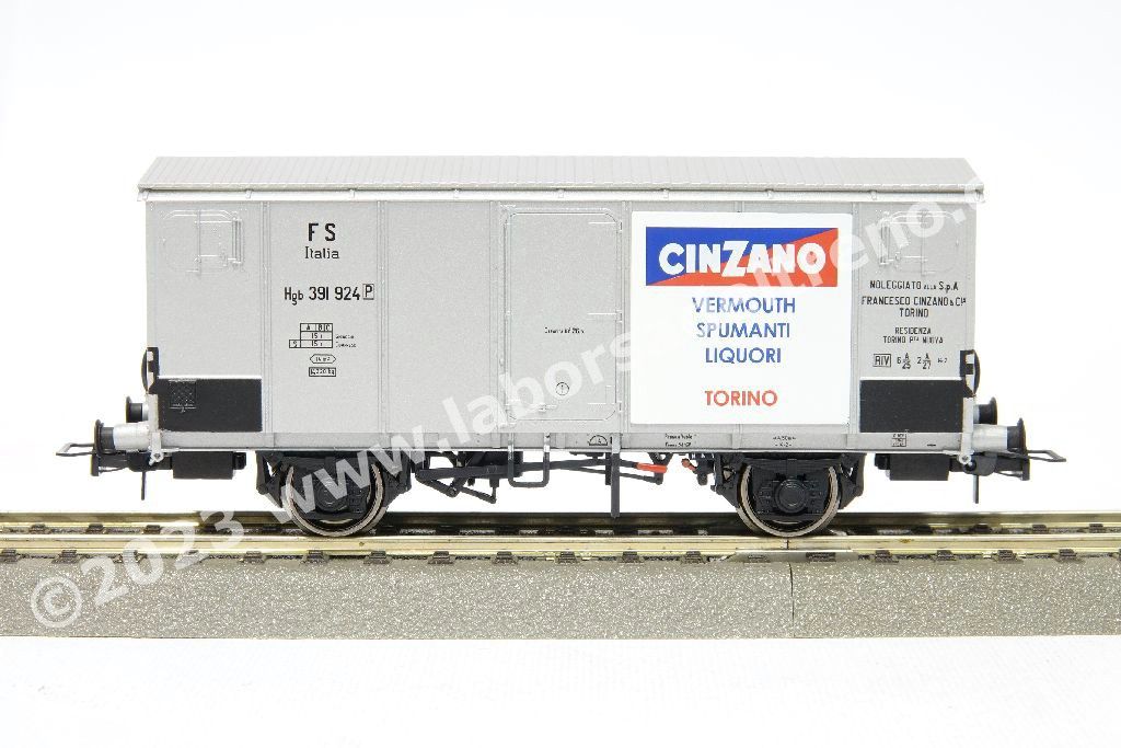 Coppia carri isotermici a due assi FS Italia tipo Hgb a sagoma Inglese, livrea inox con loghi 'Cinzano', epoca III