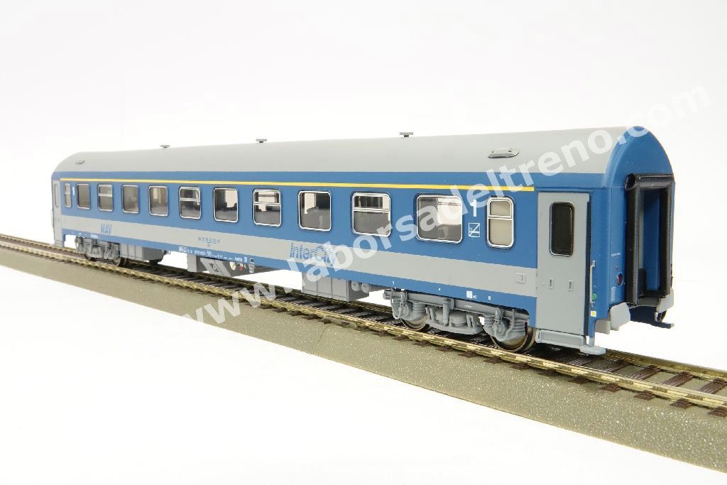 Set Intercity MAV, con una 1a cl. Apee, una 2a cl. Bpee e una ristorante tipo Bautzen, livrea IC, ep. V/VI