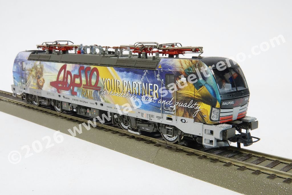 Locomotiva elettrica DB AG RailPool Br 193 128 'Vectron' con abilitazione D-A-CH-I-NL, livrea speciale 'Adesso Rail', epoca VI